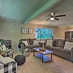 Modern East Stroudsburg Home With Deck And Gas Grill!