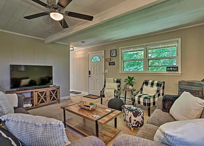 Modern East Stroudsburg Home With Deck And Gas Grill!